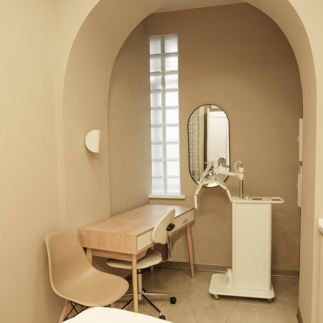 Sala de aplicação segura e confortável, representando a experiência premium da Infusion Terapias Injetáveis em Cascavel.