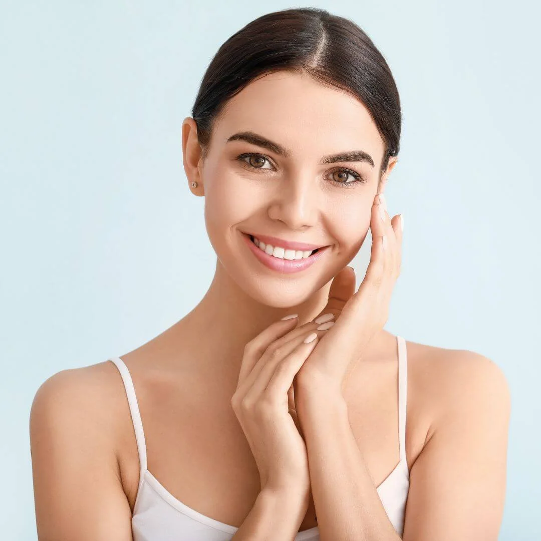 Mulher com pele saudável sorrindo, representando os resultados da terapia injetável de Detox e Revitalização para limpeza metabólica profunda na Infusion Cascavel.