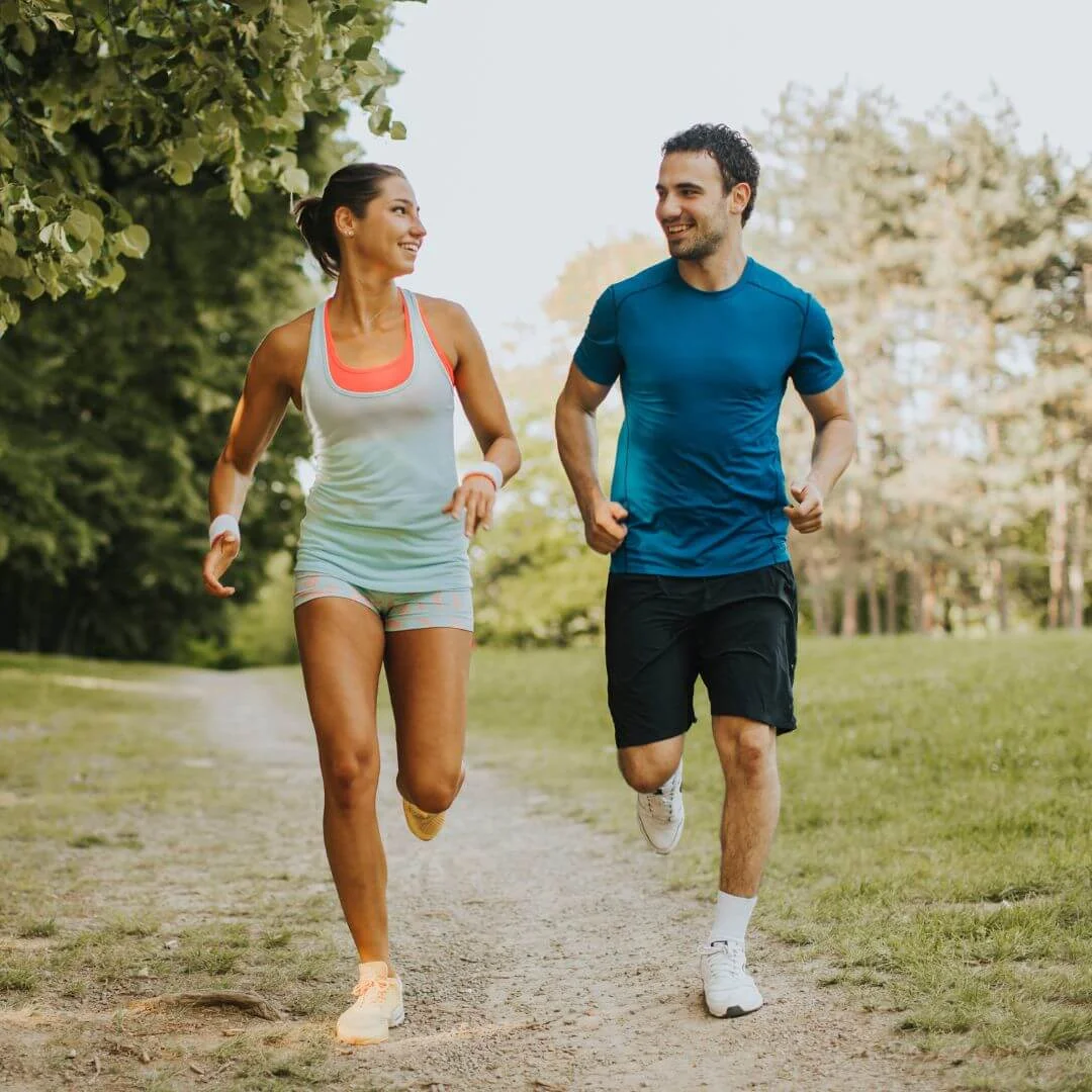 Atletas com alta energia correndo em um parque, representando os benefícios da terapia injetável de Energia e Performance da Infusion Cascavel para superar limites físicos e mentais.